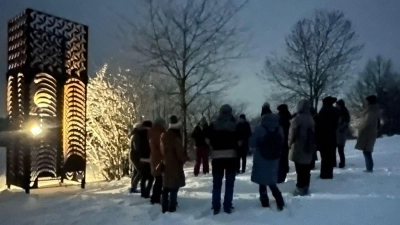 Die Teilnehmerinnen der Monwanderung von Andrea Scheibl beim erleuchteten Feuerturm in Hainstetten. (Bild: Ines Filipovic)