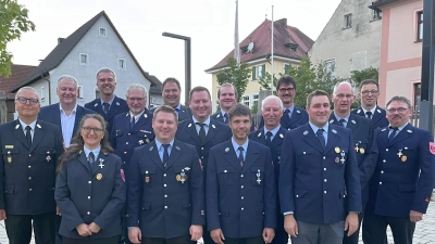 Großer Bahnhof für verdiente Feuerwehrmänner und -dame! Es gratulierten Landrat Richard Reisinger, Bürgermeister Christian Beyer und die Feuerwehr-Führungskräfte um Kreisbrandrat Christof Strobl. (Foto: Martina Beierl)