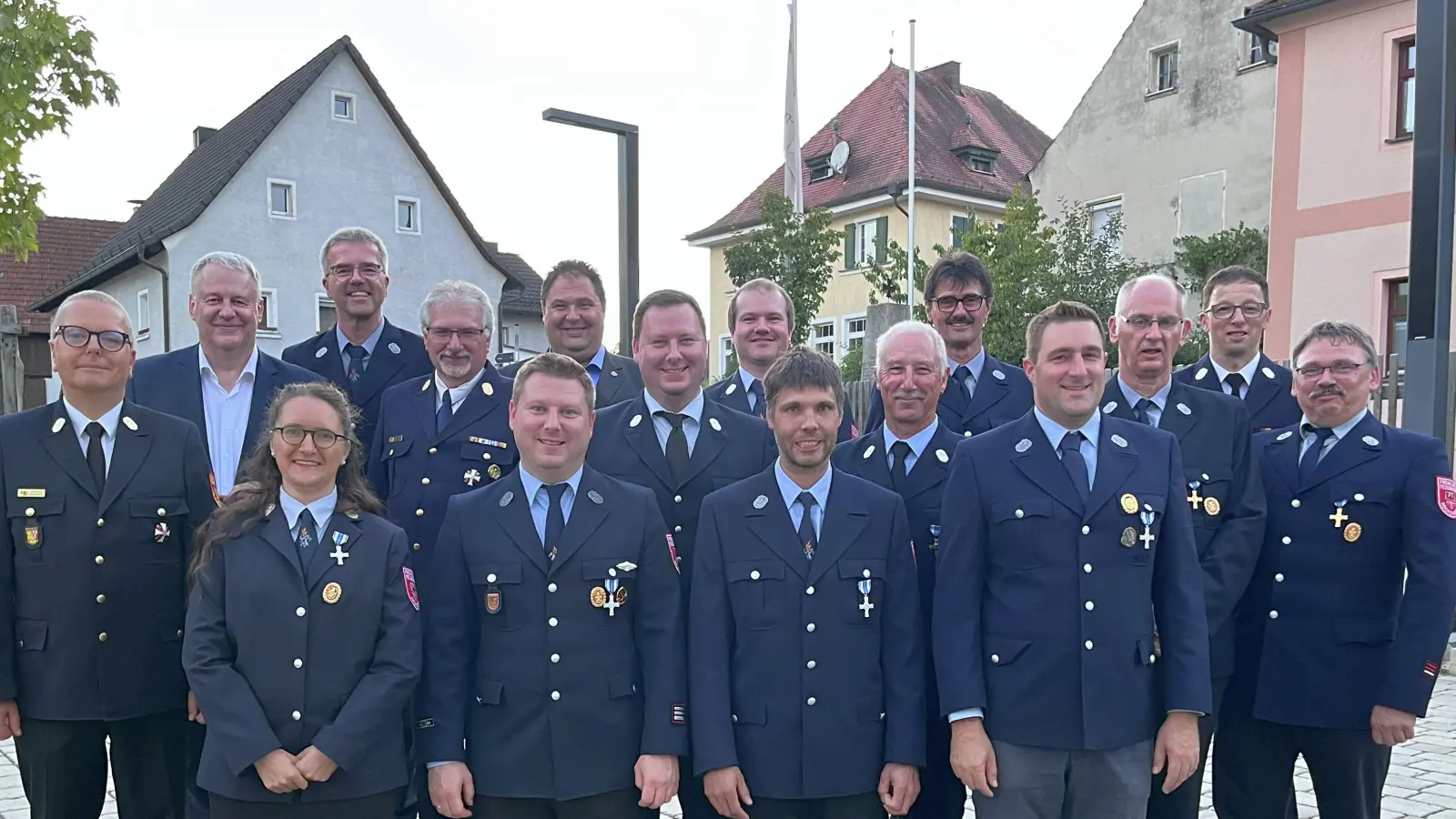 Großer Bahnhof für verdiente Feuerwehrmänner und -dame! Es gratulierten Landrat Richard Reisinger, Bürgermeister Christian Beyer und die Feuerwehr-Führungskräfte um Kreisbrandrat Christof Strobl. (Foto: Martina Beierl)