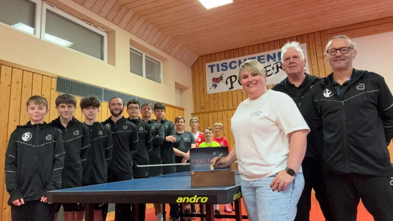 Auf dem Bild: Daniela Kleber, Vorsitzende des Gewerbevereins mit Tischtennis-Abteilungsleiter Dieter Sporr und Jugendtrainer Manfred Kleber, links der Tischtennisnachwuchs mit Jugendtrainer Philipp Bayer. (Bild: Richard Schäffler )