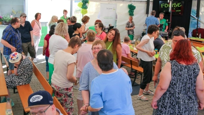 Bewohner:innen und Mitarbeitende feiern ausgelassen das 50-jährige Einrichtungsjubiläum (Bild: Stefan Budai)