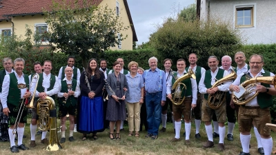 Die Blaskapelle Oberwildenau gratuliert zum Geburtstag. (Bild: Paul Zaruba)