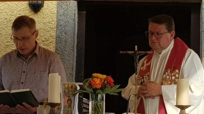 Pfarrer Udo Klösel feierte mit den Dorfbewohnern den Festgottesdienst zum Patrozinium der Dorfkapelle in Ödpielmannsberg. Hermann Ach trug die Lesung vor.<br><br> (Bild: Peter Garreiss)