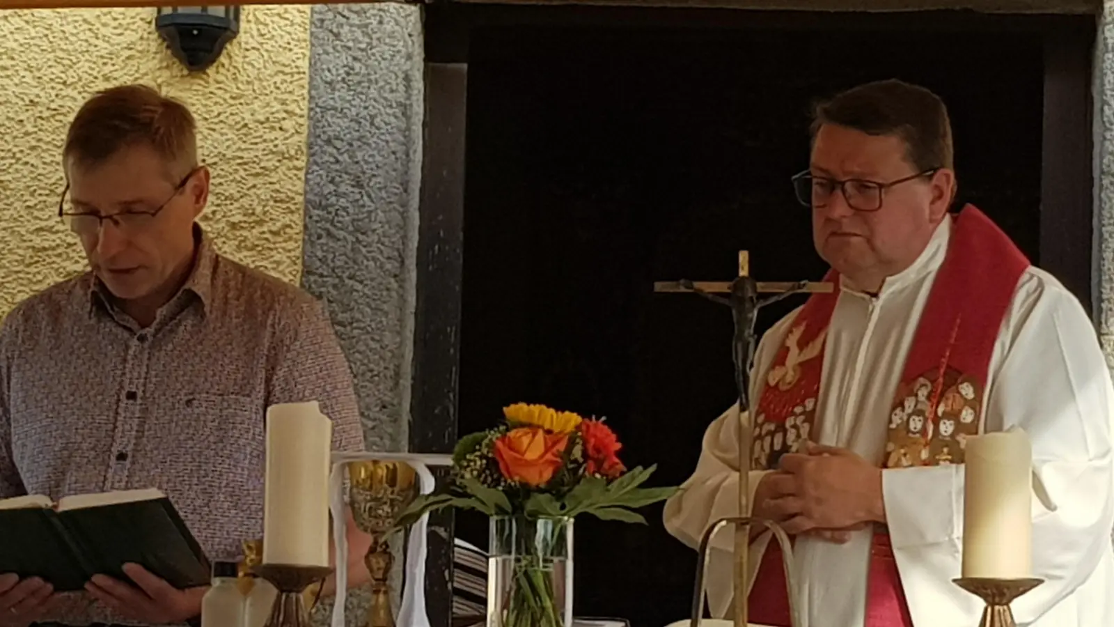 Pfarrer Udo Klösel feierte mit den Dorfbewohnern den Festgottesdienst zum Patrozinium der Dorfkapelle in Ödpielmannsberg. Hermann Ach trug die Lesung vor.<br><br> (Bild: Peter Garreiss)
