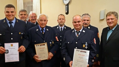 Geehrte und Gäste beim Kameradschaftsabend der Feuerwehr Nitzlbuch. (Bild: jma)