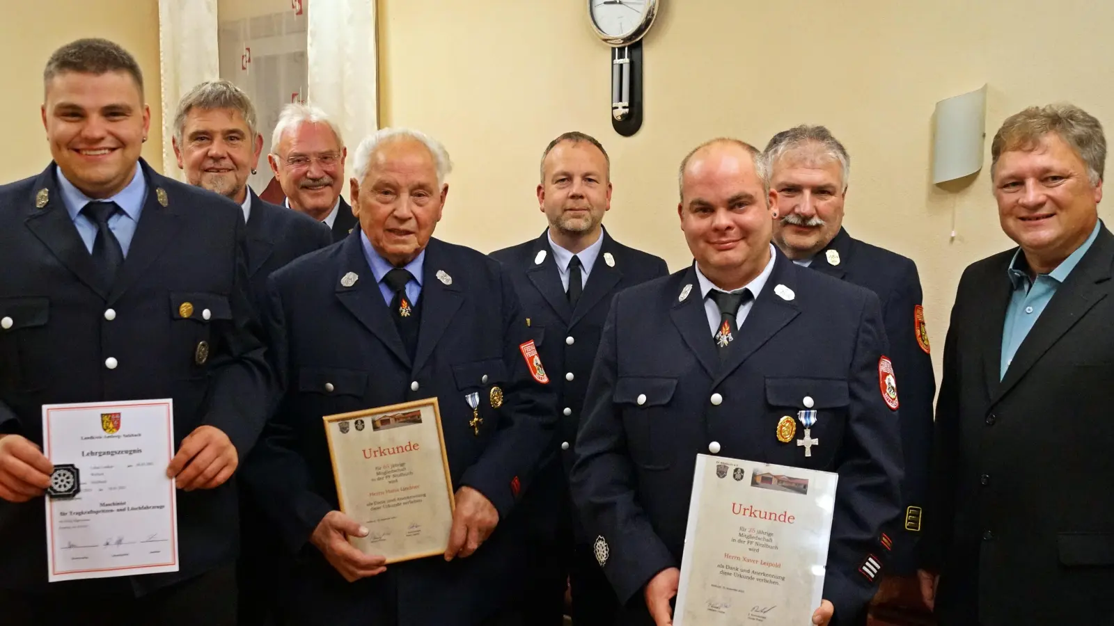 Geehrte und Gäste beim Kameradschaftsabend der Feuerwehr Nitzlbuch. (Bild: jma)