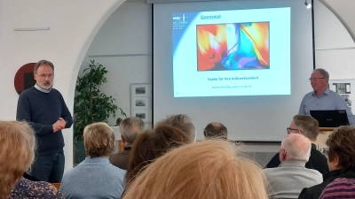 Dr. Andreas Peterek (links) bei der Moderation der Zuhörerfragen. Dr. Holzförster - rechts  (Bild: Thomas Enslein)