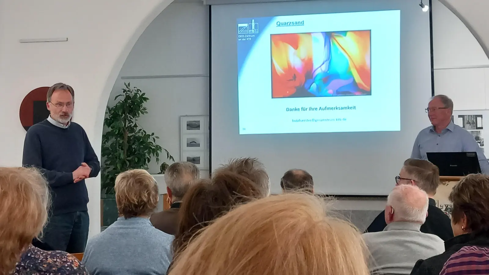 Dr. Andreas Peterek (links) bei der Moderation der Zuhörerfragen. Dr. Holzförster - rechts  (Bild: Thomas Enslein)