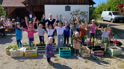 Früh übt sich - die Kinder des Obst- und Gartenbauvereins Angfeld mit ihren angelegten Gärten in der Kiste. (Bild: Nadine Meier)