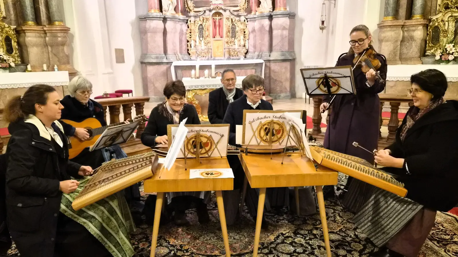 Sulzbacher Stubenmusik und Josef Schmaußer – zusammen klingt es einfach besser. (Bild: Walter Heldrich)