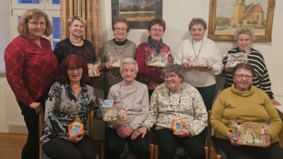 Über 75-jährigen Mitglieder mit Geschenken  (Bild: Inge Wolfrath)