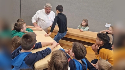 Schüler simuliert Rettung aus einem Eisloch. (Bild: Alica Kraupner)