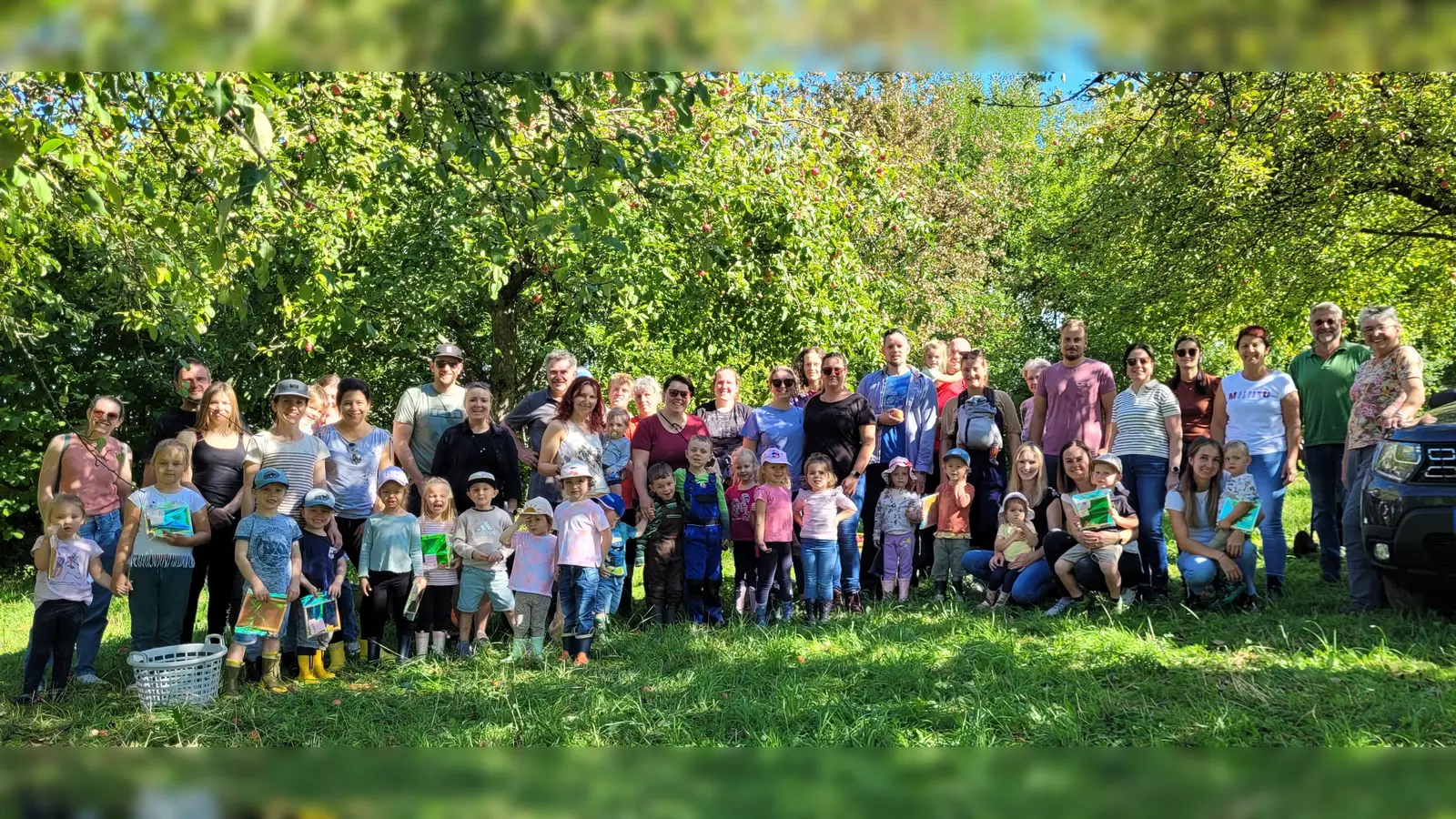 Die Helfer beim gemeinsamen Gruppenbild auf der Streuobstwiese (Bild: Jenny Frank)