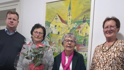 v. l.: Stadtpfarrer Thomas Kraus, Frau Margarete Schultes, geehrt für 40jährige Mitgliedschaft, Bezirksvorsitzende Rita König und die KDFB Sprecherin Rita Ponnath (Bild: Gabriele Böhm)
