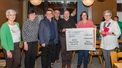 Großes Interesse am Vortrag von Frau Dr. Schraml und hohe Spendenbereitschaft: <br>v.l. Alexandra Morgado (Spende Weihnachtsmarkt), Monika Lang (KDFB), Pfarrer Konrad Amschl, Hans Stelzl (KEB), Tobias Franz (PGR), Theresa Meindl (PGR), Dr. Annemarie Schraml (Aktion Feuerkinder)  (Bild: Martha Schwamberger)