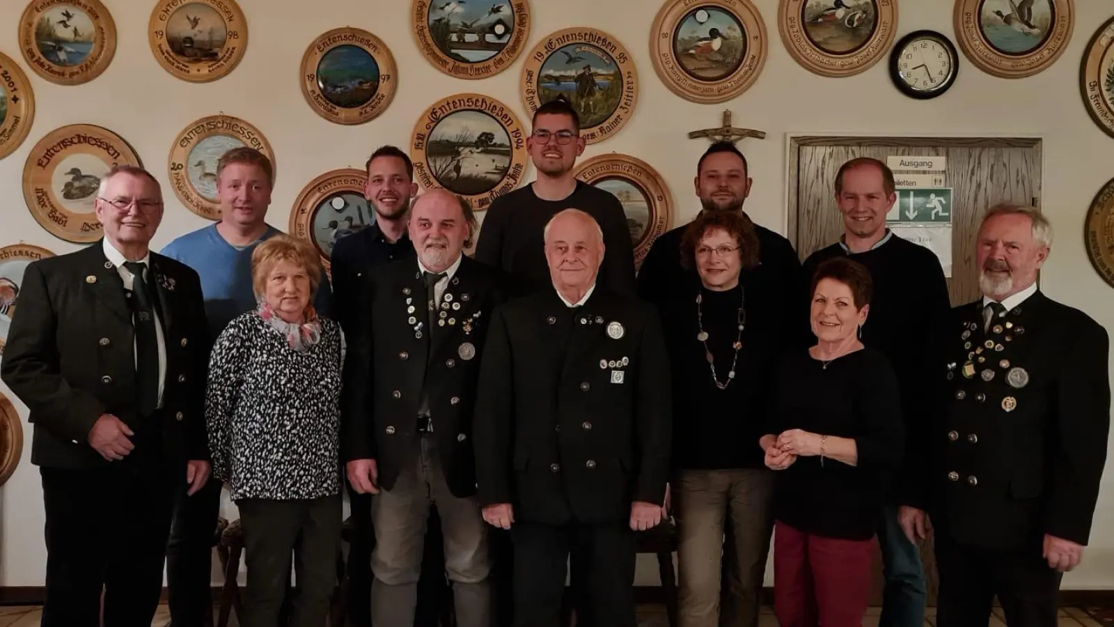 von links: Hans-Erich Jenke, Harry Nimmerjahn, Elisabeth Sajons, Johannes Schweiger, Josef Kurzwart, Lukas Klinger, Rainer Achhammer, Tobias Irlbacher, Hanne Quardokus, Roswitha Achhammer, Konrad Kiener, Georg Rebl (Bild: Max Kappl)