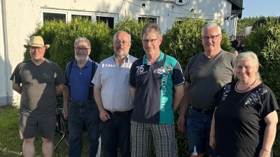 Von links 1. Schützenmeister Peter Süß, Josef Wurdack, Michael Lang - Scharli, Anton Fröhlich, Petra Franke (Bild: Leonhard Grillmeier)