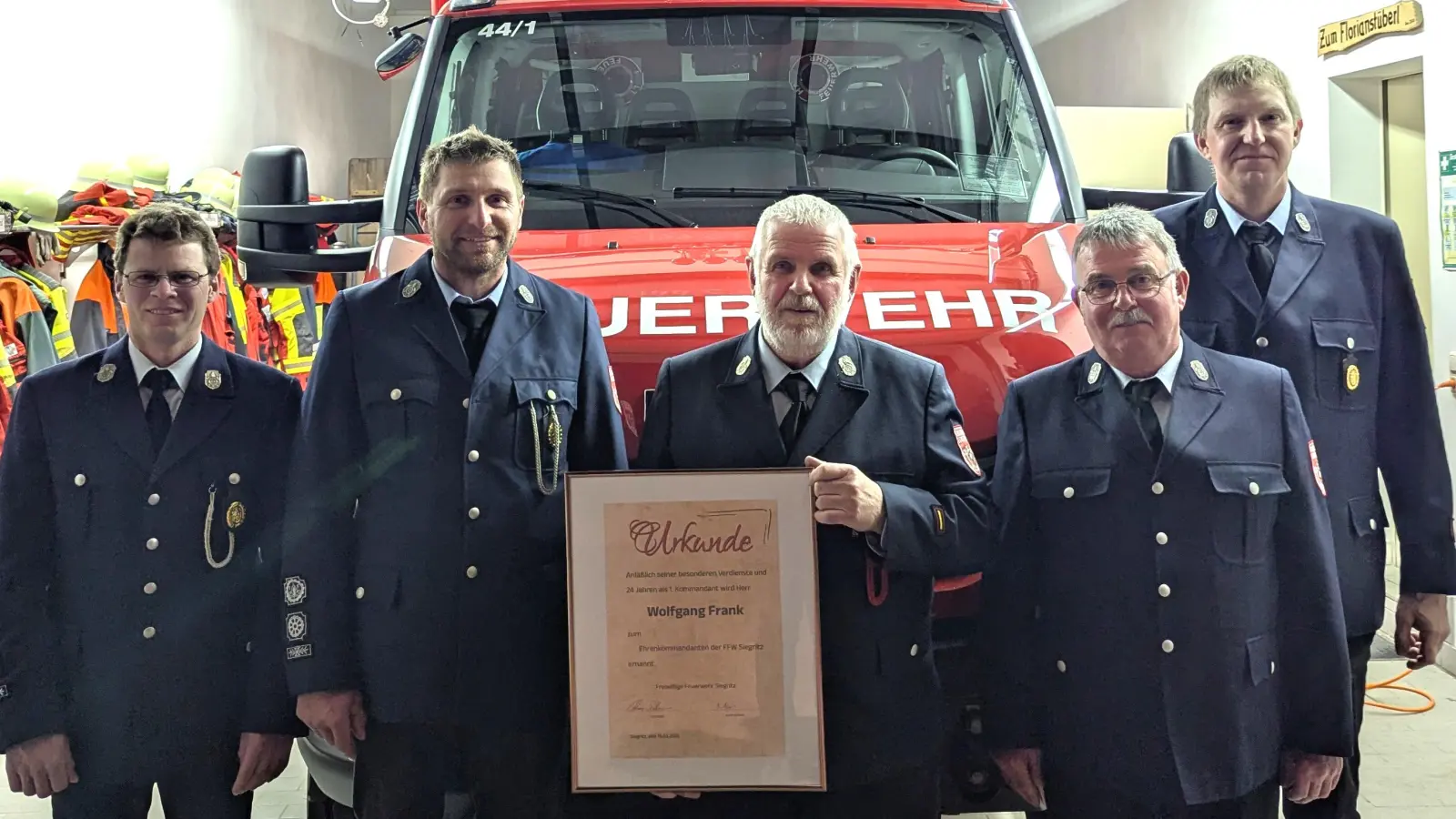 Von links: 2. Kommandant Wolfgang Schmidt, 1. Kommandant Bernhard Schmidt, Wolfgang Frank, 1. Vorstand Thomas Schlosser, 2. Vorstand Stefan Schmidt. (Bild: Benjamin Wenning)