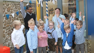 Zusammen mit Pfarrer Joseph und Manuela Hinkel stellten die „großen Buben” den Kirwa-Baum auf (Bild: Ursula Zimmermann)