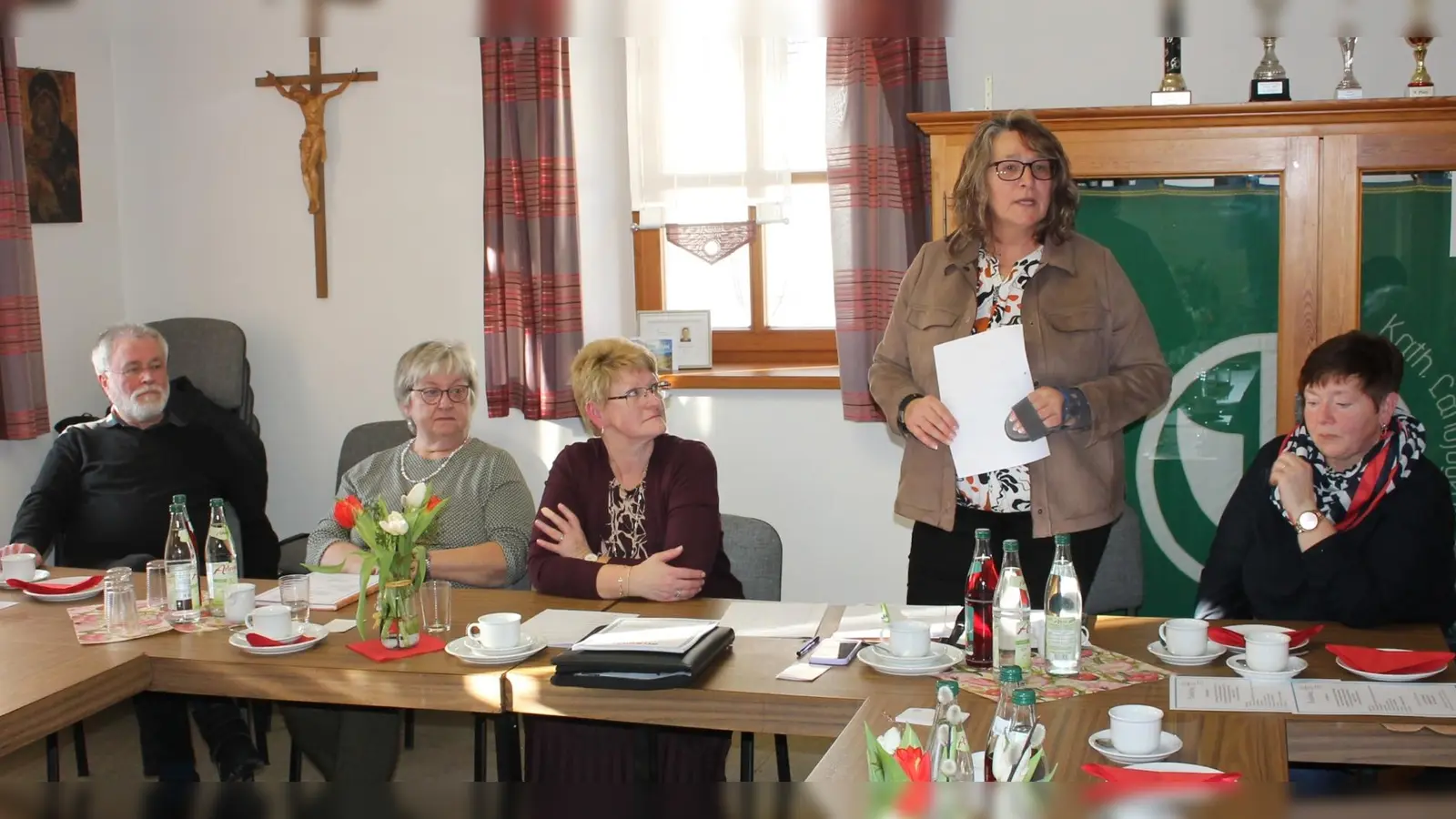 Pfarrer Edmund Prechtl (links, neben Schatzmeisterin Margit Buchfelder) und Bürgermeisterin Carmen Pepiuk (stehend) freuten sich über den frischen Wind, der die Burkhardsreuther Frauenbundgruppe neu belebt. Das Leitungsteam um Christine Ackermann (Dritte von links) und Andrea Schwemmer (rechts) wurde für weitere zwei Jahre bestätigt. (Bild: Bernhard Piegsa)