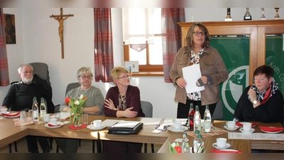 Pfarrer Edmund Prechtl (links, neben Schatzmeisterin Margit Buchfelder) und Bürgermeisterin Carmen Pepiuk (stehend) freuten sich über den frischen Wind, der die Burkhardsreuther Frauenbundgruppe neu belebt. Das Leitungsteam um Christine Ackermann (Dritte von links) und Andrea Schwemmer (rechts) wurde für weitere zwei Jahre bestätigt. (Bild: Bernhard Piegsa)