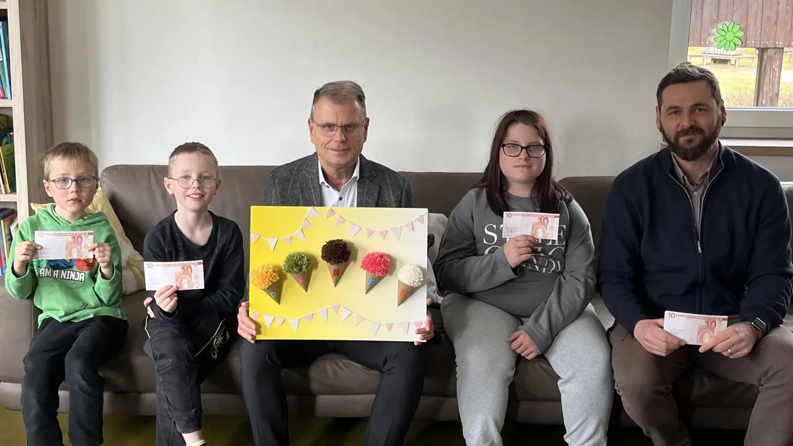 Übergabe de Eisgutscheine an Einrichtungsleiter Peter Wasel (rechts) und verschiedenen Ferienkindern (Bild: Karlheinz Budnik)