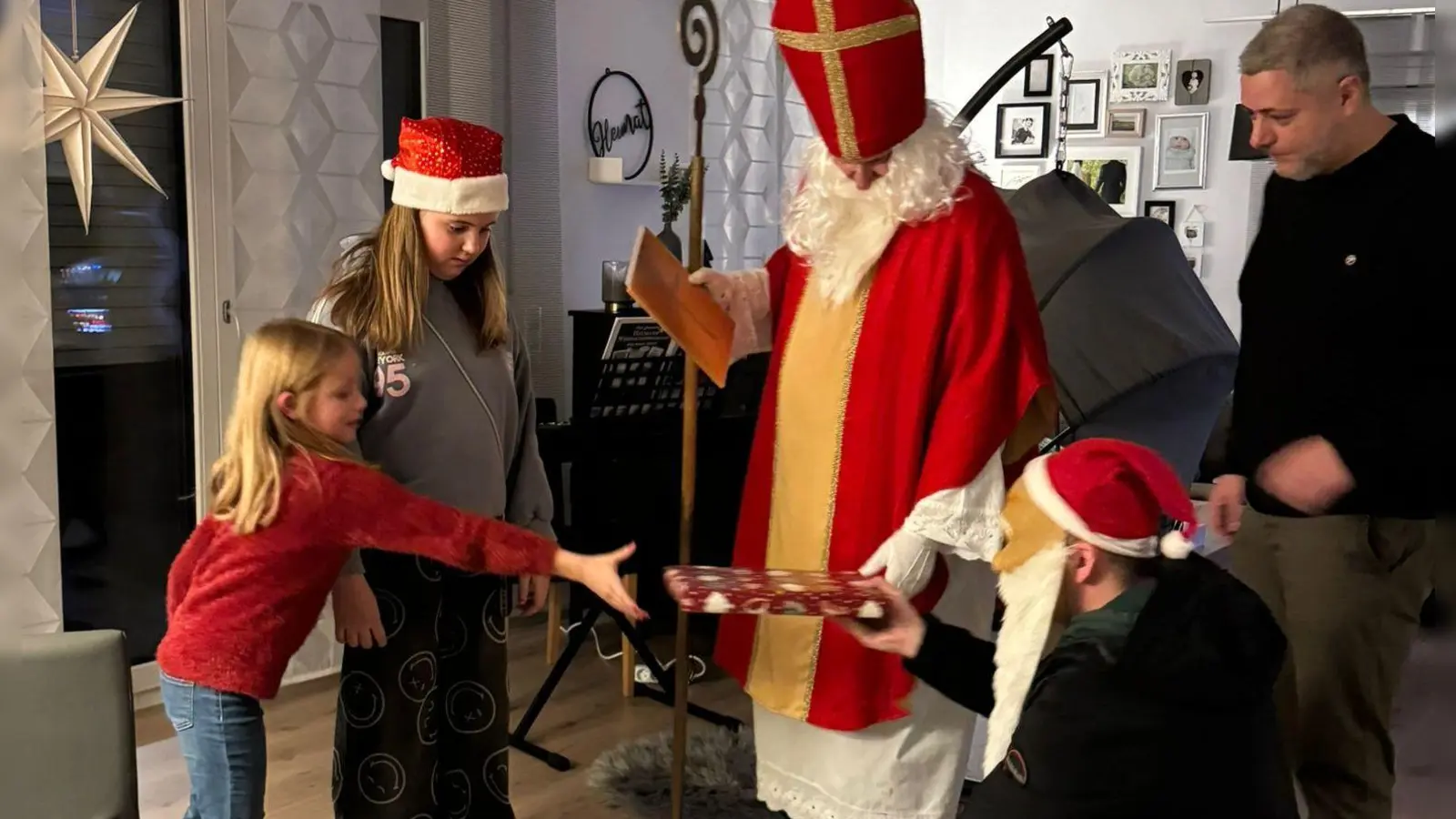 Im Namen der CSU und JU überreichte Sankt Nikolaus mit Knecht Ruprecht die Geschenke. (Bild: Eva-Maria Procher)