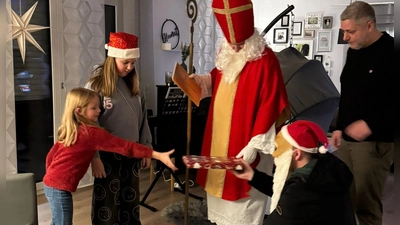 Im Namen der CSU und JU überreichte Sankt Nikolaus mit Knecht Ruprecht die Geschenke. (Bild: Eva-Maria Procher)