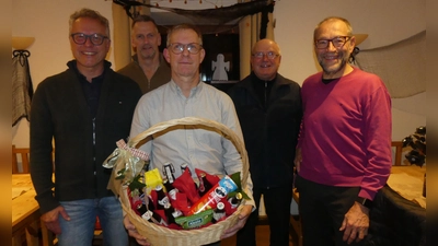 Die Vorstandschaft mit (von links) Manfred Harrer, Thomas Riedl, Peter Lehr und Karl Lorenz dankten Thomas Mikolei für 14 Jahre Engagement im Förderverein. (Bild: Walther Hermann)
