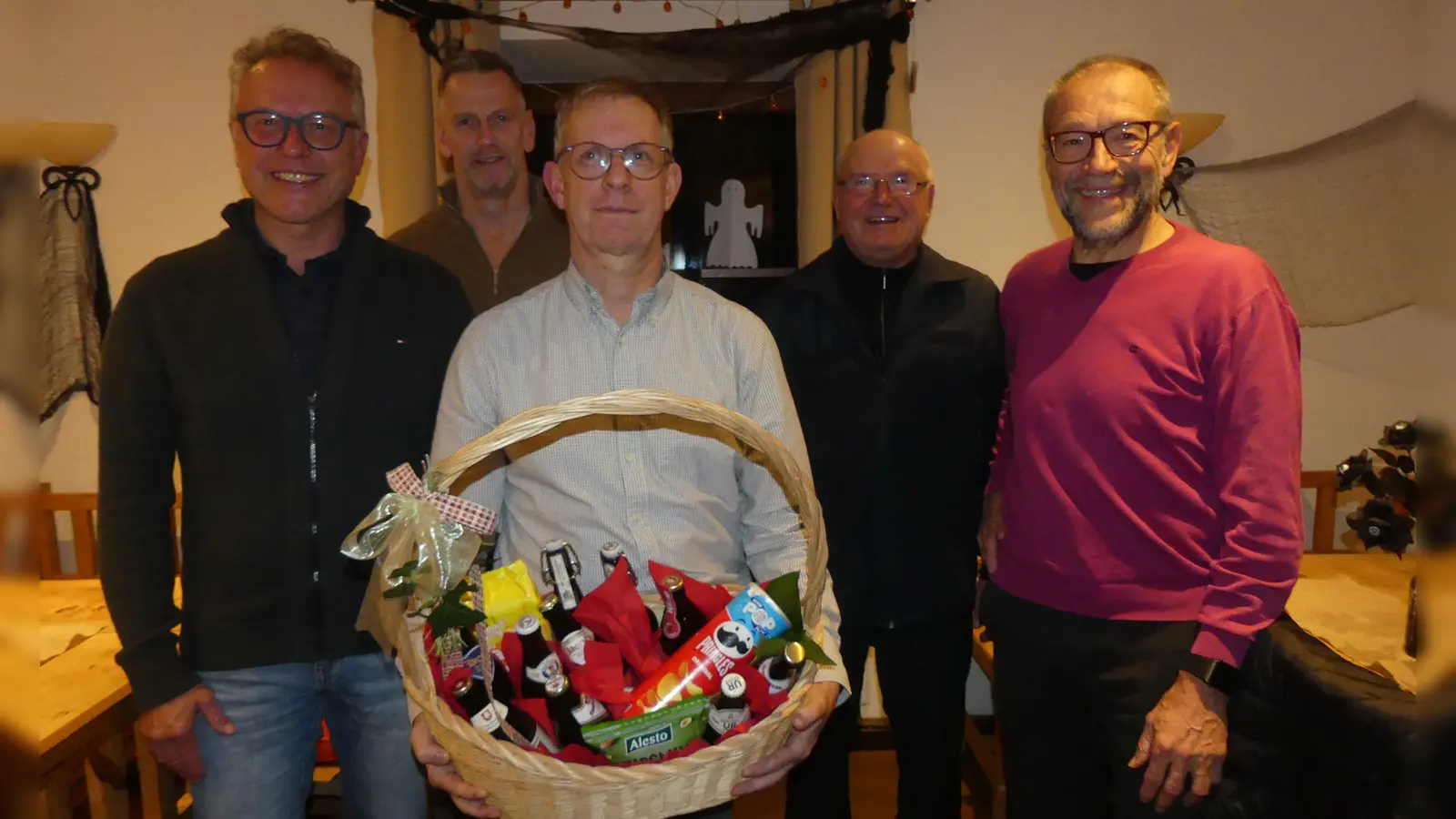 Die Vorstandschaft mit (von links) Manfred Harrer, Thomas Riedl, Peter Lehr und Karl Lorenz dankten Thomas Mikolei für 14 Jahre Engagement im Förderverein. (Bild: Walther Hermann)