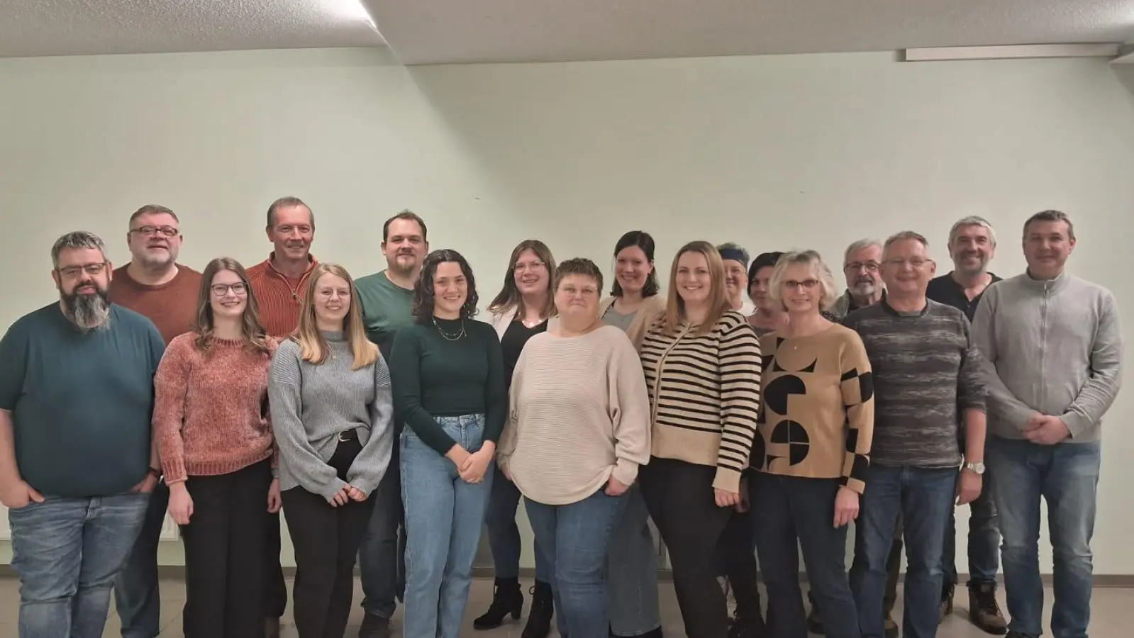 Die Ehenbachtaler Schützen aus Holzhammer wählten einen neuen Vorstand (von links): Florian Friedl, Manfred Kick, Nicole Siegert, Hans Friedl, Celina Dolge, Fabian Rom, Sonja Prüll, Anna Wagner, Manuela Friedl, Susanna Kindzorra, Sandra Kummer, Michaela Prüll, Maria Schanderl, Susanne Ulrich, Peter Friedl, Hans Jürgen Ulrich, Werner Schlosser, Heiko Friedrichs (Bild: Constanze Pausch)