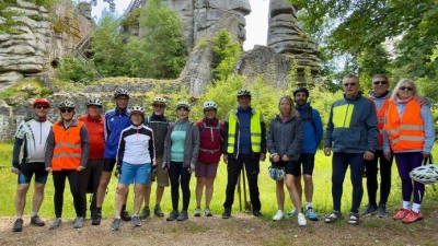 Radlergruppe vor der Burgruine Weißenstein (Bild: Melanie Höfer)