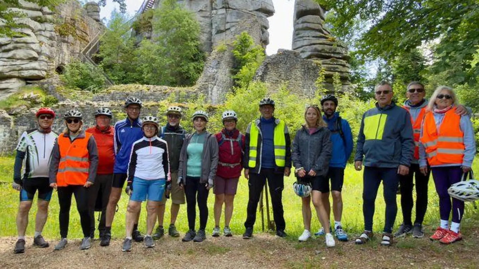 Radlergruppe vor der Burgruine Weißenstein (Bild: Melanie Höfer)