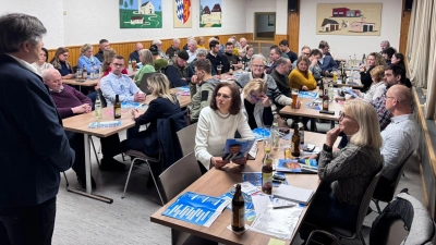 Gut besucht war das CSU-Bürgergespräch im Haus der Vereine in Gmünd. Bürgermeister Edgar Knobloch (links) und die Stadtratskandidaten führten mit den Gmündern einen regen Austausch. (Bild: Jürgen Hofmann )