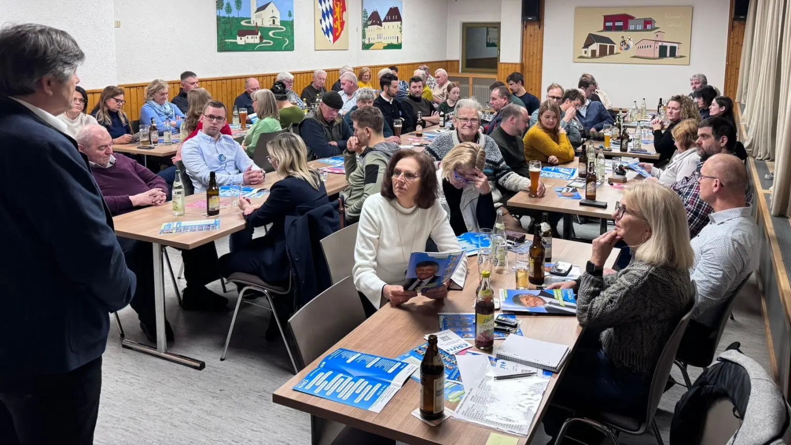 Gut besucht war das CSU-Bürgergespräch im Haus der Vereine in Gmünd. Bürgermeister Edgar Knobloch (links) und die Stadtratskandidaten führten mit den Gmündern einen regen Austausch. (Bild: Jürgen Hofmann )
