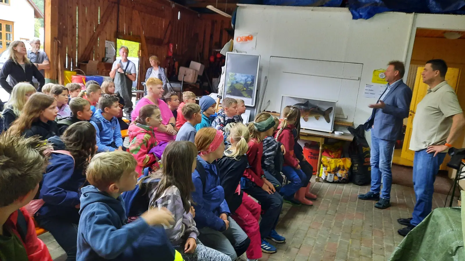 36 Schüler/innen aus Hirschau und Ehenfeld haben das Klassenzimmer an den Bühler Weiher verlegt. Rechts: Tim Jüntgen, 1. Vorsitzender des Fischereivereins Amberg, daneben Bürgermeister Alwin Märkl, Freudenberg. (Bild: Gerhard Doerfler)