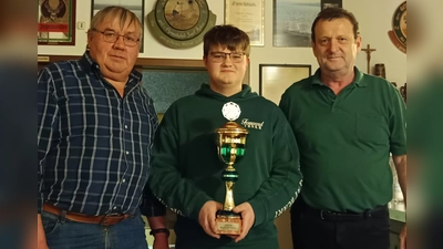 Simon Wild mit dem Wanderpokal und Baptist Wilfert , der die Osterscheibe gewann. (Bild: Kerstin Wild)