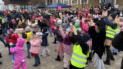 Viel Applaus erhielten die Sunny Dancers, Mini Dancers und die Little Dancers von den Tanzmädels der SV Grafenwöhr für ihre Einlagen beim Kinderfaschingszug von CSU, FU und JU. (Bild: Gerald Morgenstern)