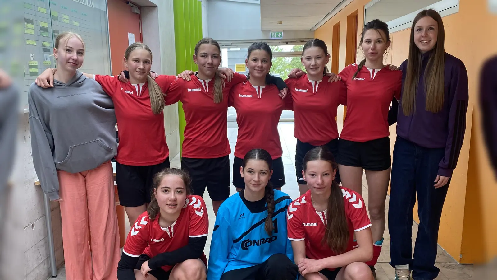Das Fußball II-Team der HCA-Mädchen. (Bild: Annika Ceesay)