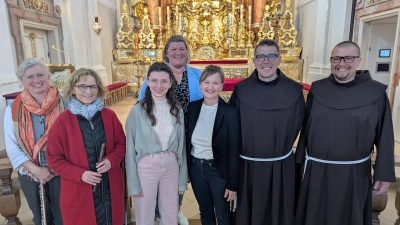 Team des Schwangerensegnungsgottesdienstes: v. l. Flötistinnen Birgitta Englhard und Anna Ebner, Pastoralpraktikantin Sarah Koch, GR Kathrin Blödt, GR Regina Probst, Pater Clemens, Pater Seraphin (Bild: Stefan Dotzler)
