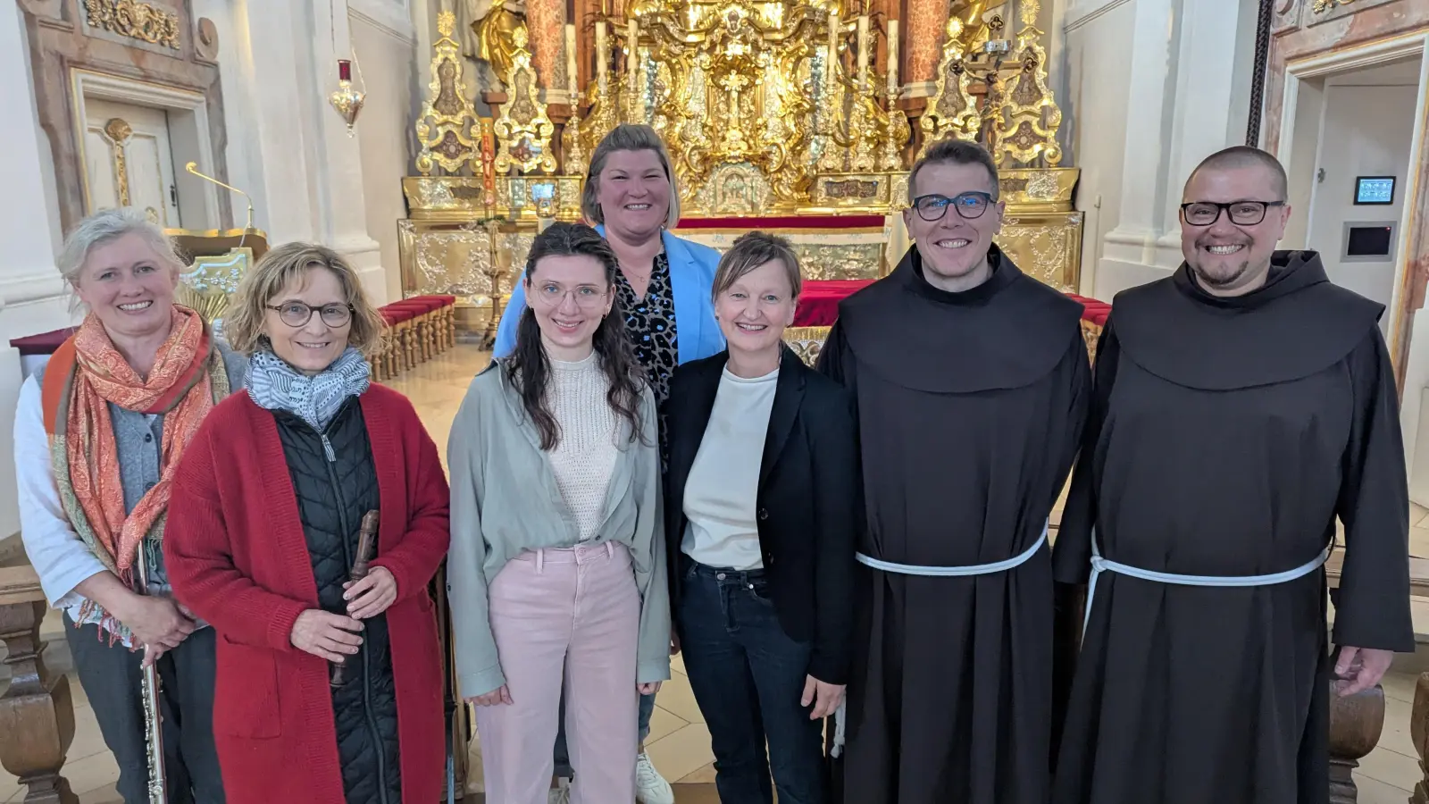 Team des Schwangerensegnungsgottesdienstes: v. l. Flötistinnen Birgitta Englhard und Anna Ebner, Pastoralpraktikantin Sarah Koch, GR Kathrin Blödt, GR Regina Probst, Pater Clemens, Pater Seraphin (Bild: Stefan Dotzler)