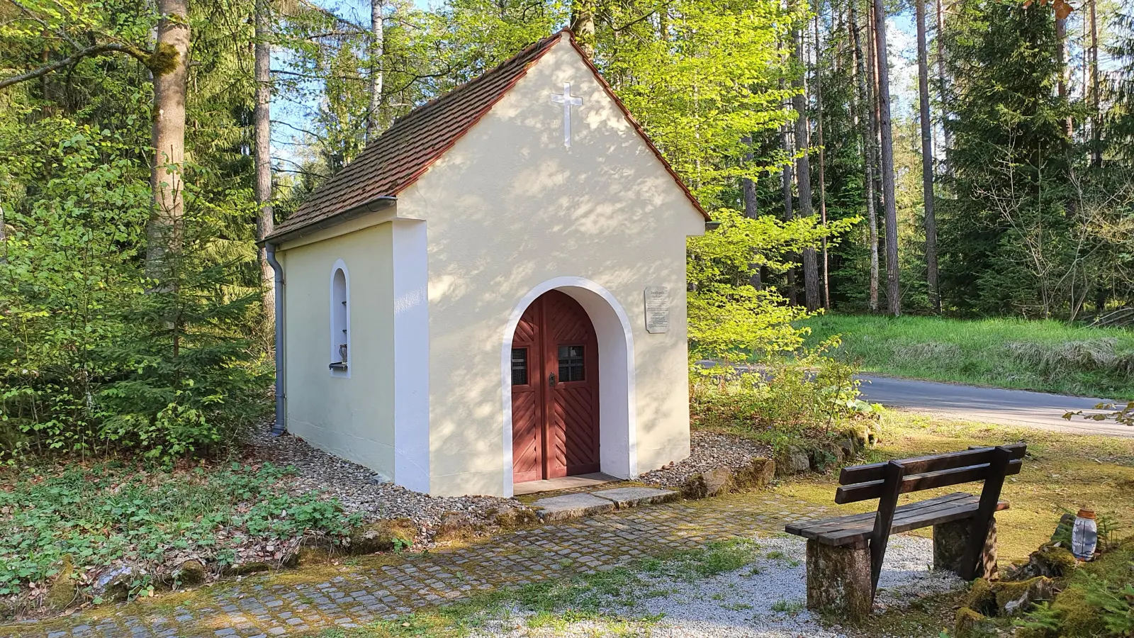Die vor 21 Jahren grundlegend sanierte Forstkapelle an der alten Wernersreuther Straße ist ein von Einheimischen wie auch Urlaubsgästen gern besuchter Ort zum Innehalten. (Bild: hmr)