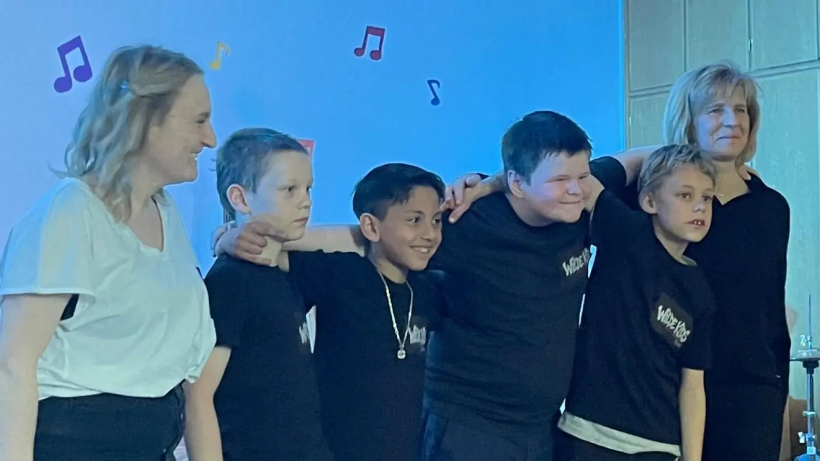 Schulband WildeKids mit Cindy Maier (Leitung der Kulturfabrik Mitterteich) und dem Personal der Mittagsbetreuung. (Bild: Nadine Scheck)
