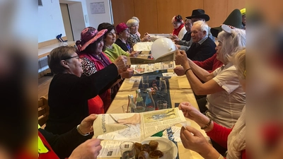 Die Senioren beim Luftballonwerfen im Wettstreit mit den anderen Tischreihen (Bild: Bernadette Oppl)