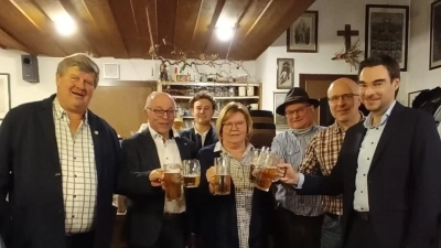 Ein Hoch auf ein gestärktes Jahr 2026. Von links: Bürgermeister Martin Schregelmann, stellv. Landrat Albert Nickl, JU Vorsitzender German Würschinger, FU Vorsitzende Renate Müller, CSU Vorsitzender Wolfgang Würschinger, Fraktionsvorsitzender Michael Feige und MdL Dr. Stephan Oetzinger. (Bild: Kathrin Müller)