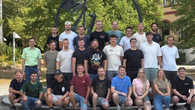 Ein starker Nachwuchs: die Jungmeisterinnen und Jungmeister der Elektrotechnik mit Schwerpunkt Automatisierungstechnik mit dem Vorsitzenden des Prüfungsausschusses Helmut Schmid (2. Reihe, 1.v.li.) und Ausbilder Albert Simon (1. Reihe, 1.v.li.). (Bild: Uli Götz)