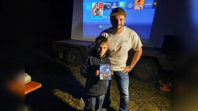Die Filmnacht auf der Simon Wiese war ein großer Erfolg. Emil Weich ist der glückliche Gewinner der Videokassette. Rechts Johannes Weiß, Vorsitzender der Jungen Union Ammerthal. (Bild: Gerhard Doerfler)
