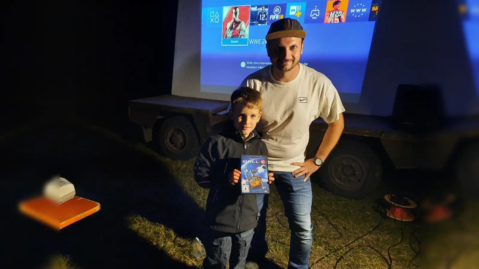 Die Filmnacht auf der Simon Wiese war ein großer Erfolg. Emil Weich ist der glückliche Gewinner der Videokassette. Rechts Johannes Weiß, Vorsitzender der Jungen Union Ammerthal. (Bild: Gerhard Doerfler)