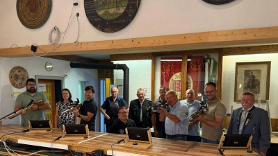 V. l. Erster Bürgermeister Stefan Frank, Sonja Kalb Sparkasse Amberg-Sulzbach, Alexander Donhauer RWS Sport GmbH, Hans Donhauser, OSM Jürgen Weiß, 2.Gauschützenmeister Fritz Segerer, Fritz Falk, Joachim Bender Stadtrat, Jimmy Hausmann, Florian Rauch VR-Bank Amberg-Sulzbach und Kurt Falk 1. Schützenmeister. (Bild: Mario Pfadenhauer)