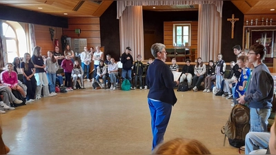 auf dem Bild sieht man die Referentin Heidi Braun vom Seelsorgeamt Regensburg und die Firmbewerber aus der Pfarreiengemeinschaft Neusorg/Pullenreuth (Bild: Alexander Hörl)